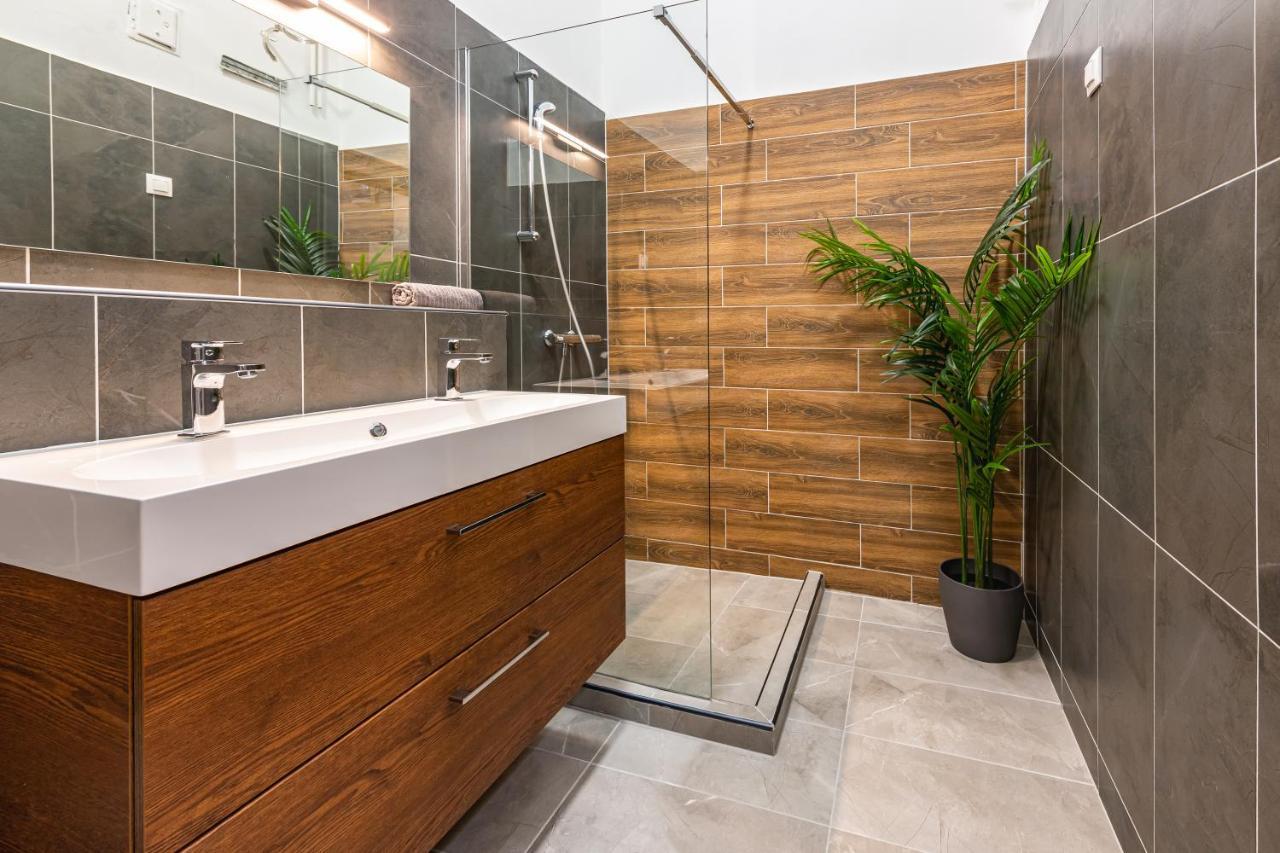 Deluxe Kazincy Apartment In The Heart Of Будапеща Екстериор снимка